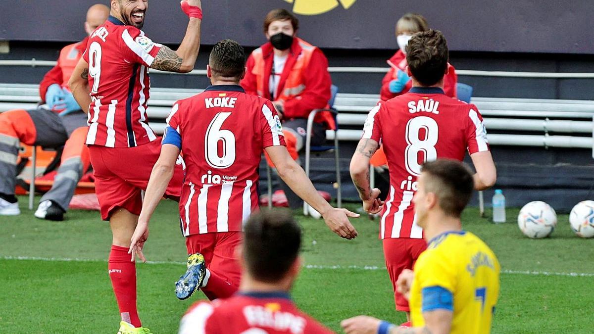Suárez celebra el primer gol en el Ramón de Carranza. |  // EFE