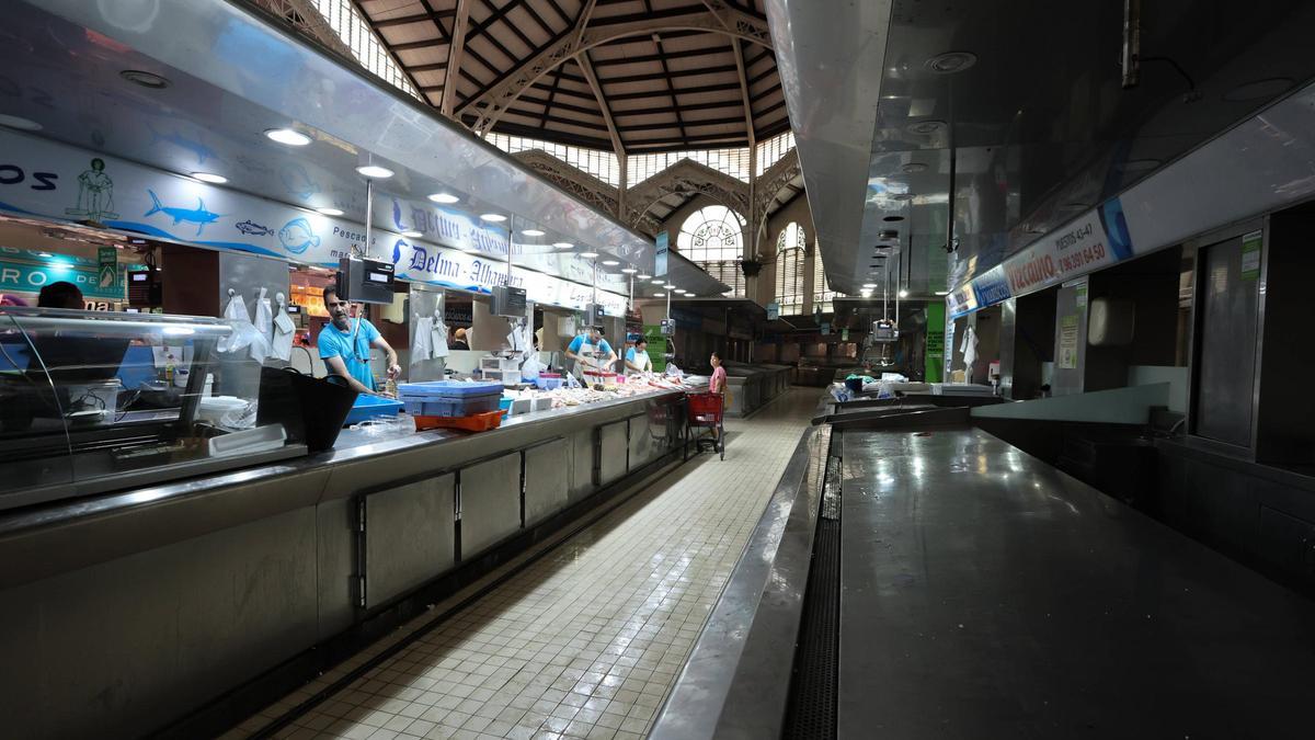 Paradas vacías en la pescadería del Mercado Central.