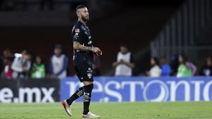 MEX6642. CIUDAD DE MÉXICO (MÉXICO), 16/03/2025.- Sergio Ramos de Monterrey es expulsado ante Pumas este domingo, por un partido de la jornada 12 del Torneo Clausura 2025 de la Liga MX en el Estadio Olímpico Universitario en Ciudad de México (México). EFE/ Isaac Esquivel