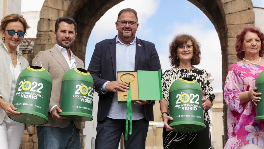 Mérida recibe su ‘llave de reciclado’ por apostar por la recogida de vidrio