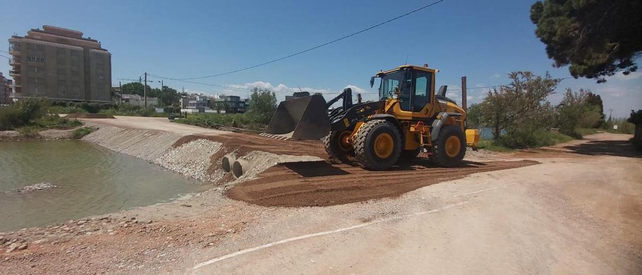 Las máquinas descargaban este viernes la tierra para compactar el camino hacia el otro lado del cauce del paraje.