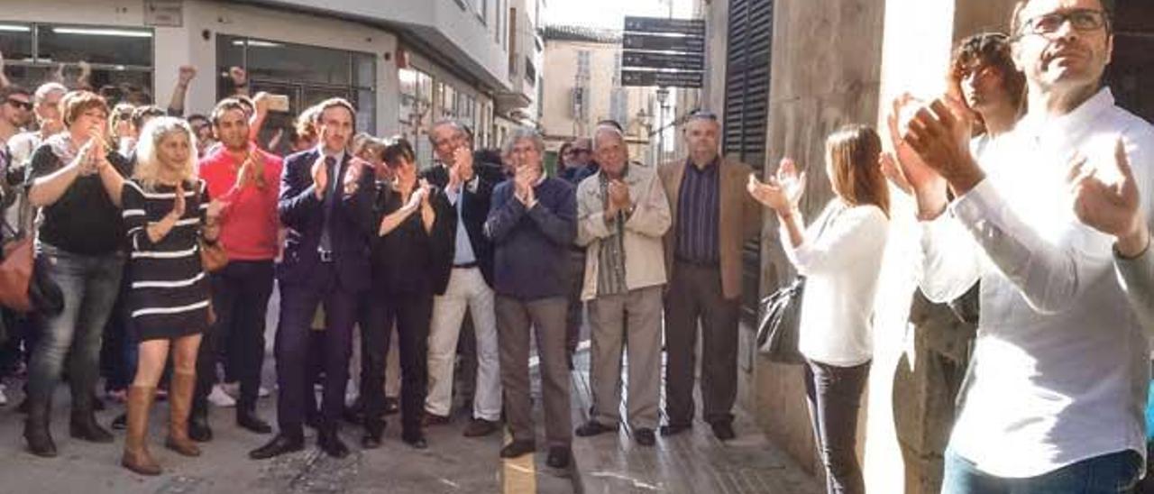 El alcalde saliente, Miquel Oliver, al salir al Carrer del Convent tras la moción de censura.