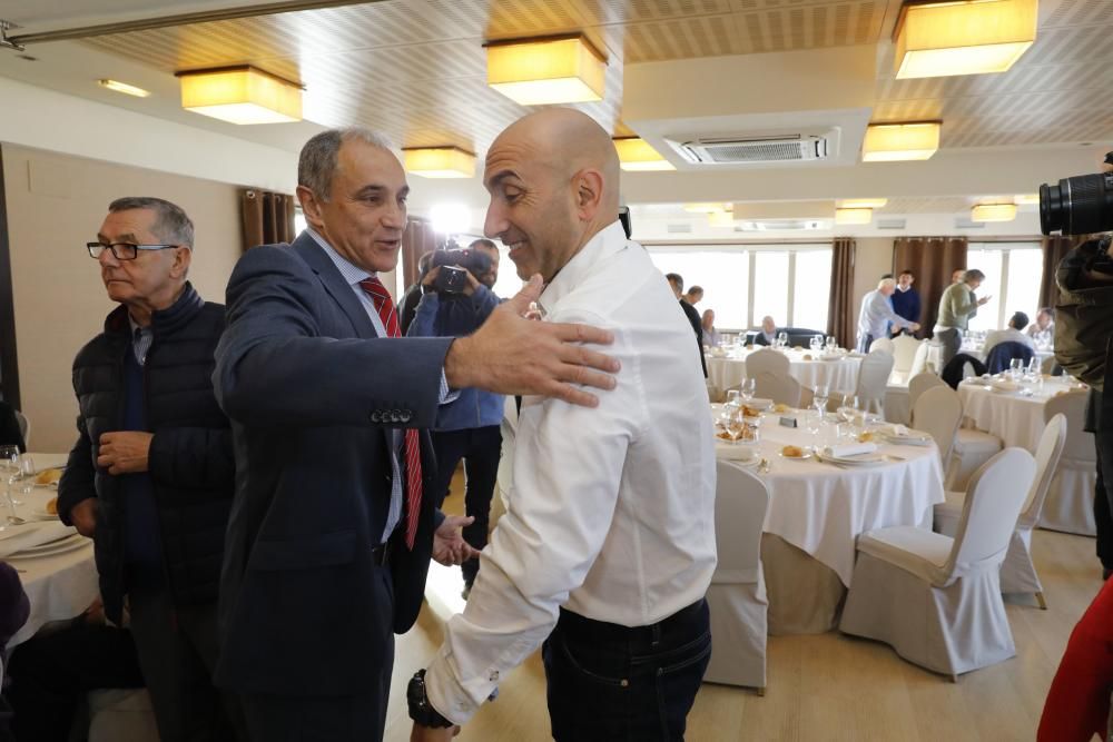 Eloy Olaya recibe la insignia de oro de la Asociación de Veteranos del Sporting