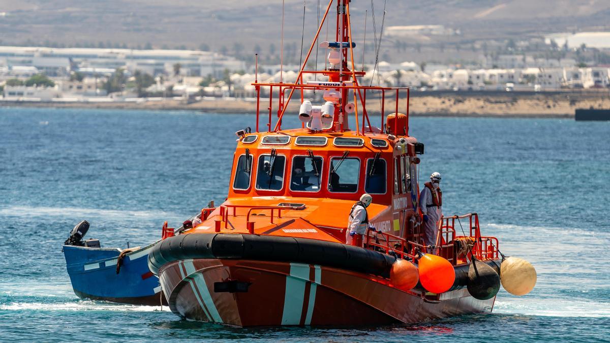 Rescatan una patera con 43 migrantes, entre ellos varios menores, al norte de Lanzarote