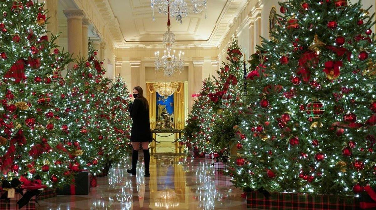 undefined56045412 the cross hall of the white house is adorned with holiday de201201155830