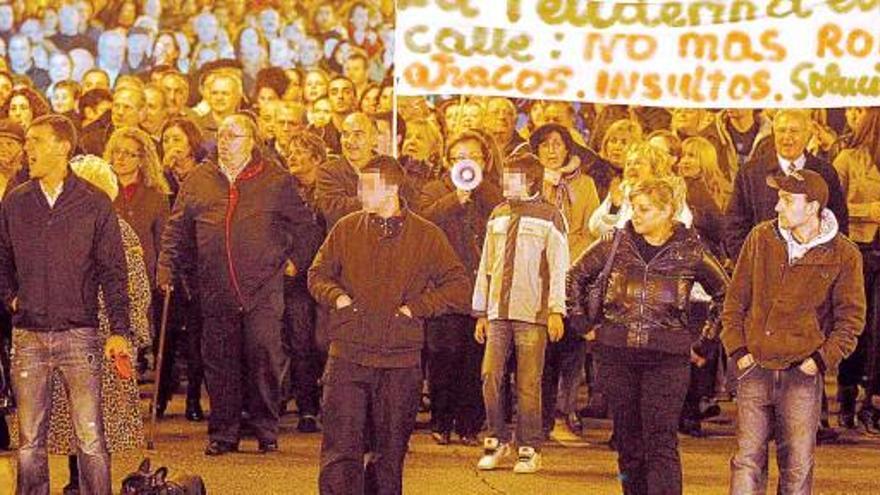 La cabeza de la manifestación de los vecinos de la Tenderina contra los actos vandálicos en la zona.