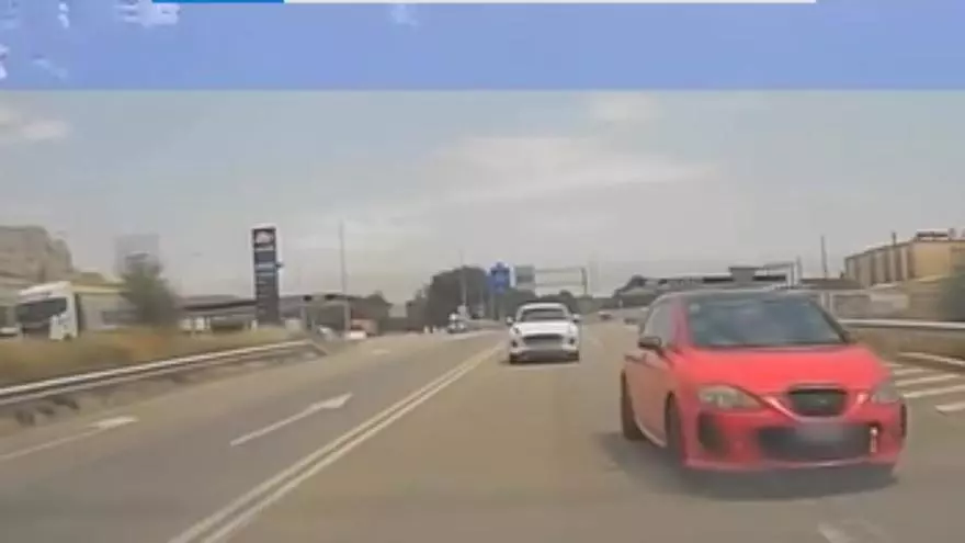 VÍDEO | Un adelantamiento temerario casi provoca un accidente en Zaragoza: utiliza un carril de incorporación