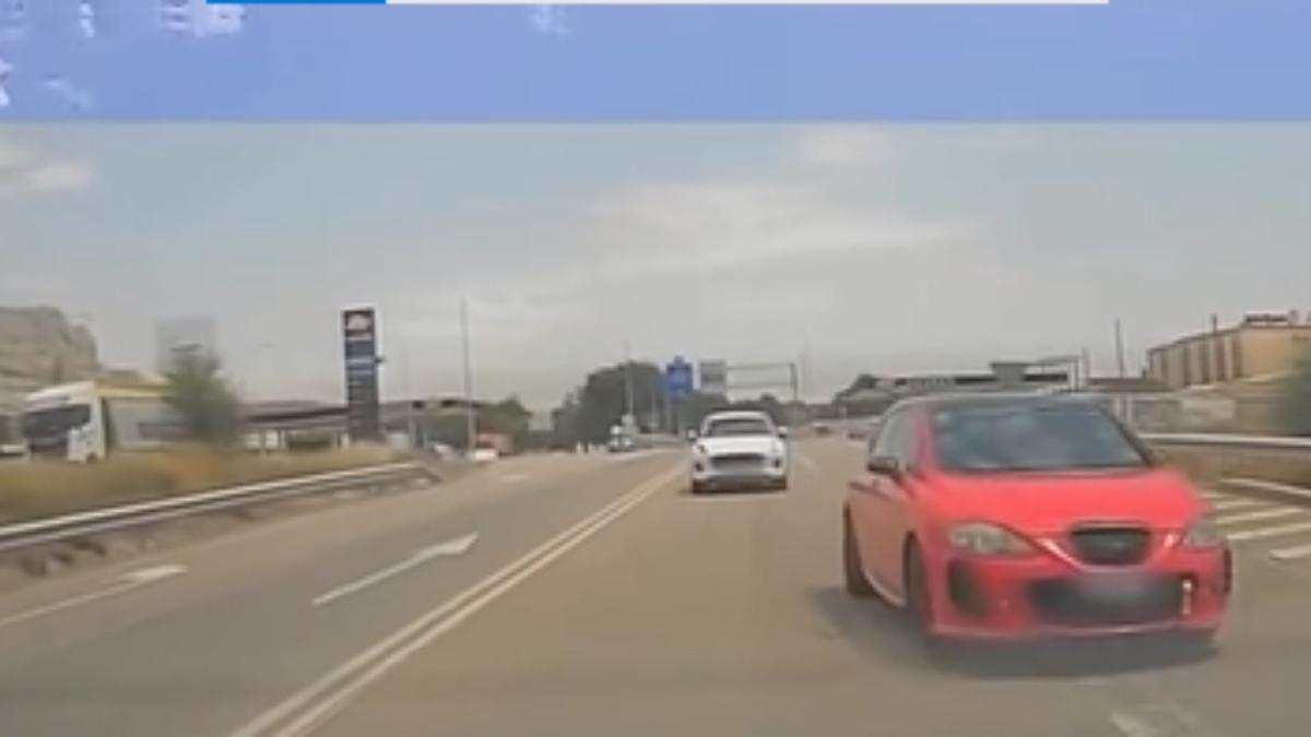 VÍDEO | Un adelantamiento temerario casi provoca un accidente en Zaragoza: utiliza un carril de incorporación