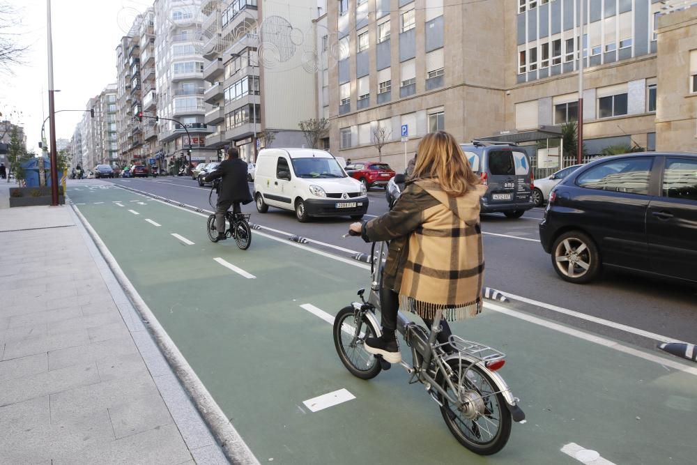 El carril bici de Vigo se llena de ciclistas y patinetes