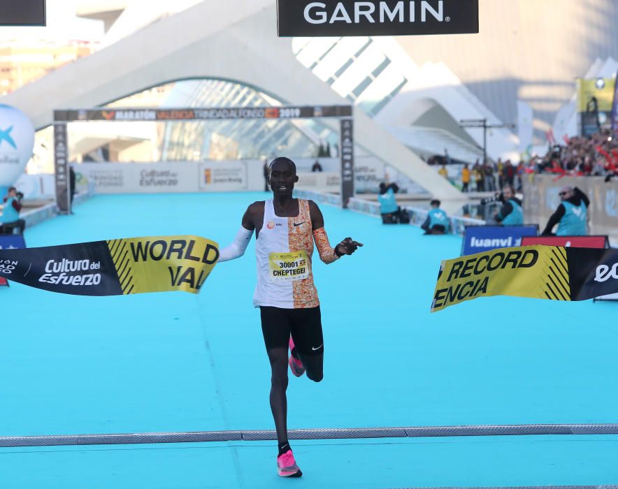 El ugandés en su llegada a la meta en el Maratón V