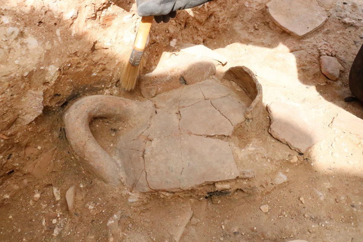 Troben un cap femení del segle VI aC que formava part d'un vas ritual a Empúries.