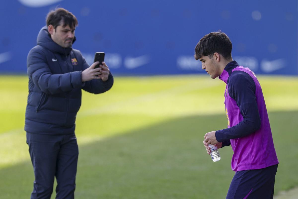 Pau Cubarsí entra al campo de entrenamiento este viernes, antes del Barça-Alavés.