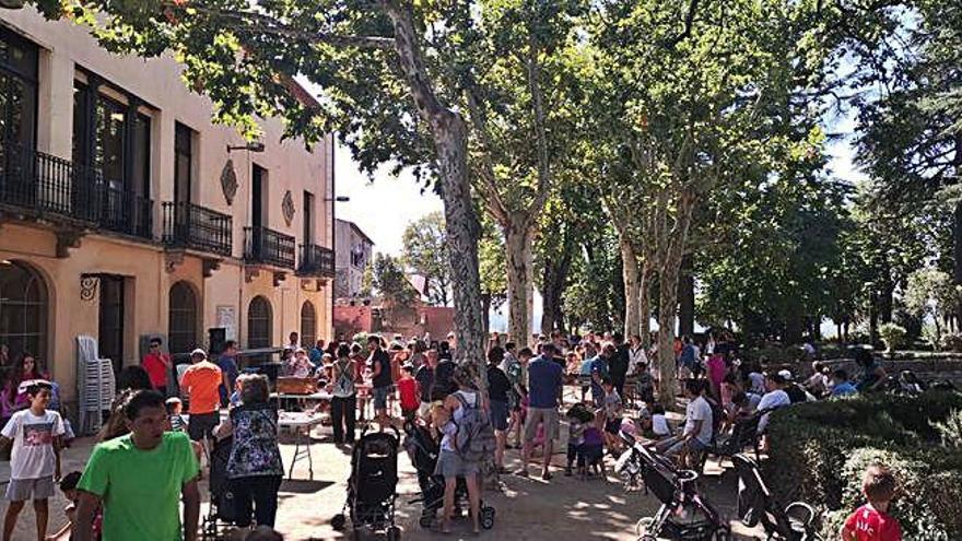 Infants gaudint dels jocs infantils de festa major al Parc Municipal de Moià