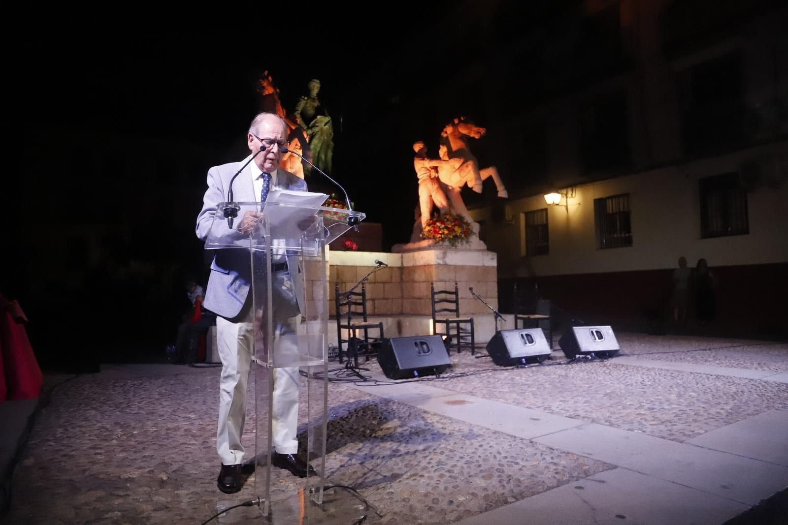 El homenaje y ofrenda floral a Manolete, en imágenes