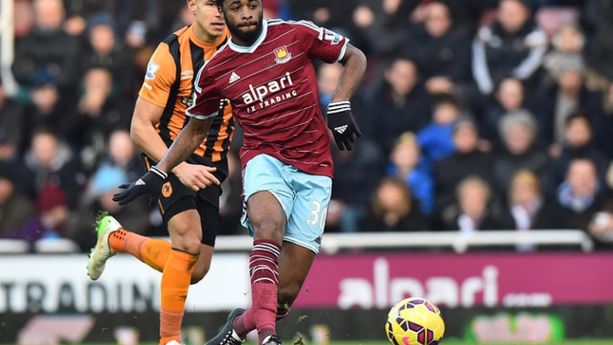 Alex Song durante un partido de la Premier League entre el West Ham United y el Hull City