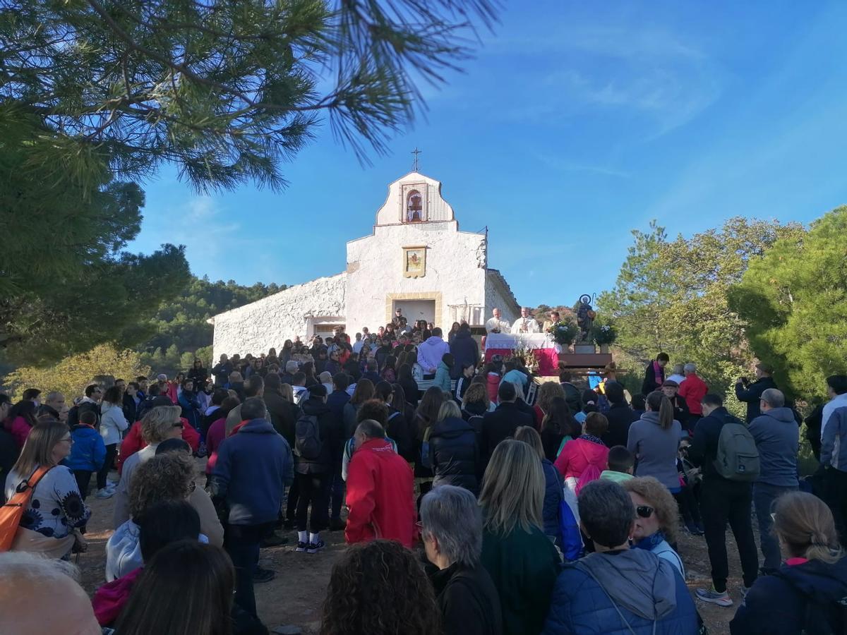 Cientos de personas han acompañado a la imagen de Sant Antoni hasta la ermita.