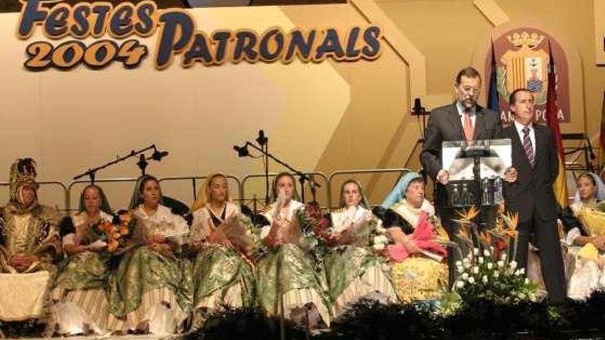 Mariano Rajoy, acompañado por el alcalde Miguel Zaragoza, en el pregón de las fiestas de 2004 de Santa Pola.