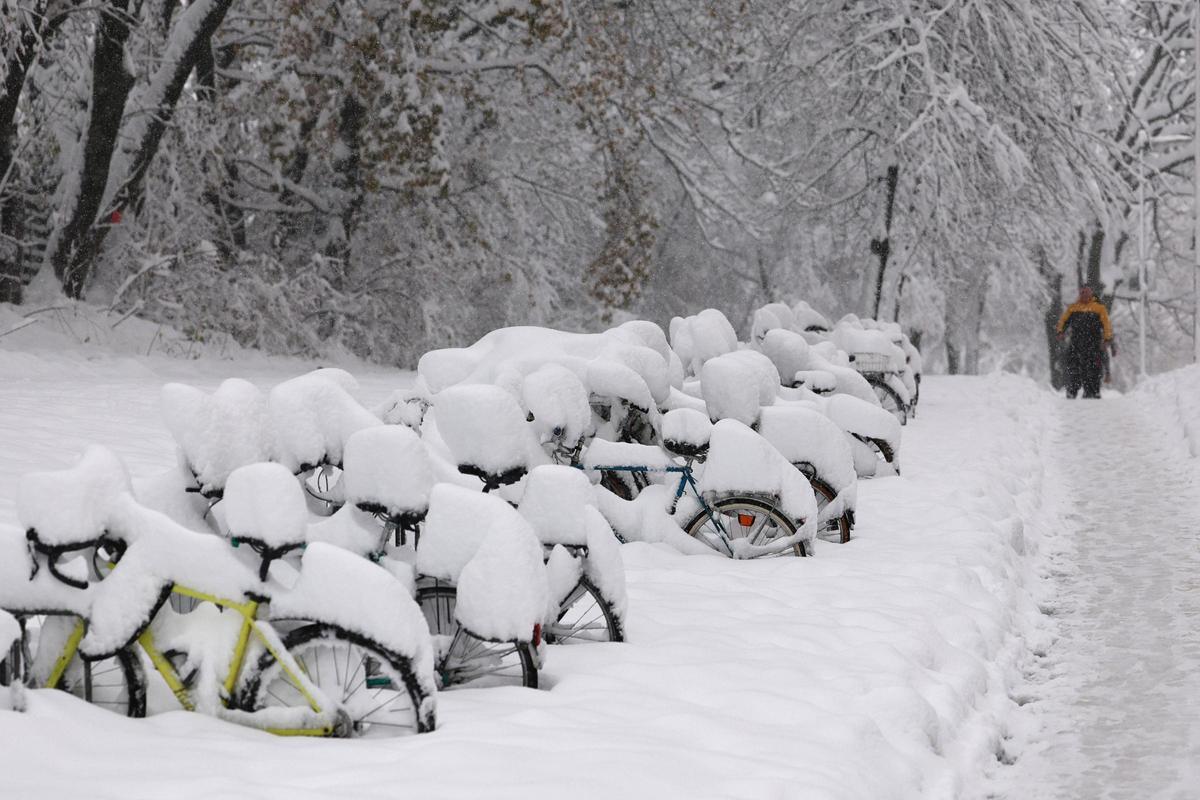 Varias bicicletas acumulan nieve en Munich.