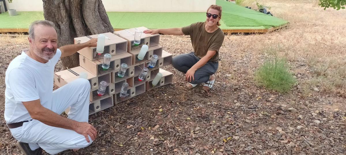 Entrega de trampas para serpientes a los vecinos de es Fornàs.