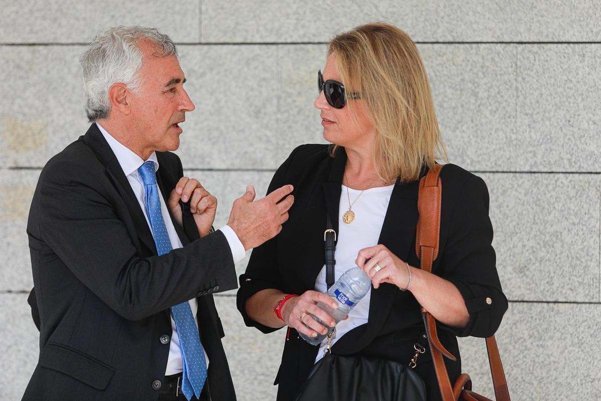 La interventora del Consell junto a su abogado en la puerta de los juzgados de Ibiza.