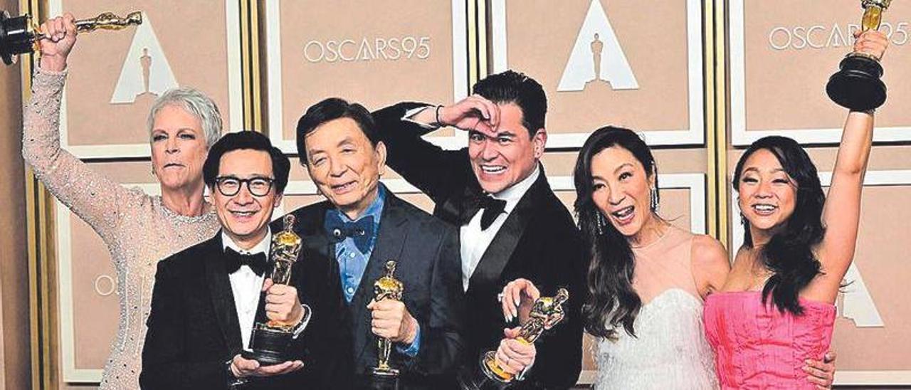 El equipo y los actores de ‘Todo a la vez en todas partes’, con sus premios, al final de la ceremonia de los Oscar 2023.