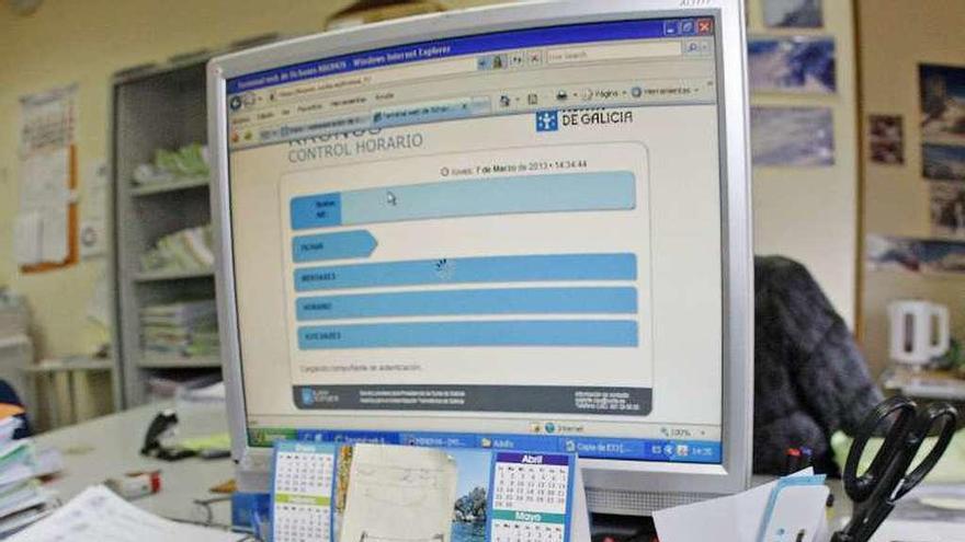Un funcionario de la Xunta introduciendo en el ordenador la tarjeta digital de control. // Marta G. Brea
