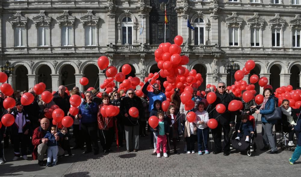 Suelta de globos rojos en María Pita para conmemorar la efeméride.