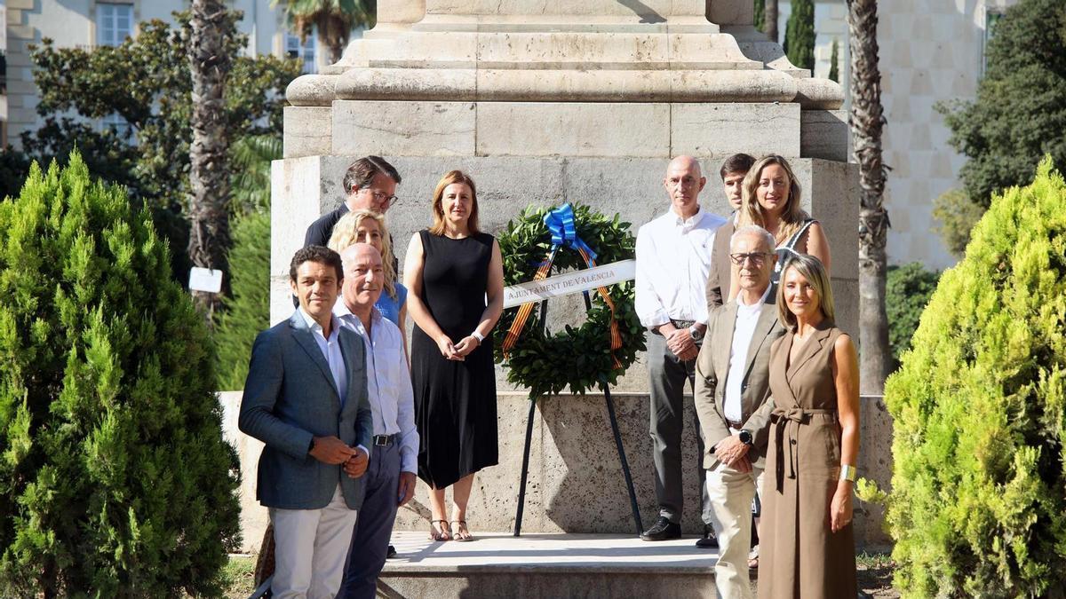 Corona de laurel ante la estatua de Jaume I en el Parterre.