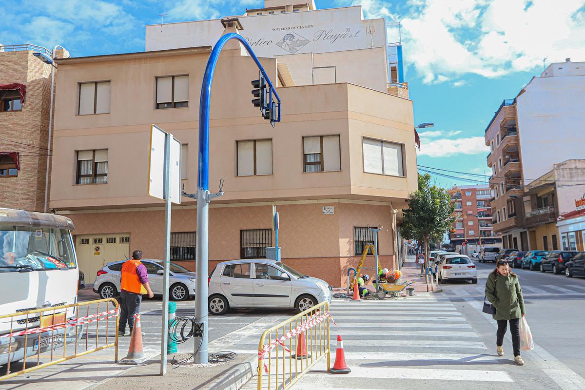 Obras de instalación del nuevo semáforo en la calle San Policarpo