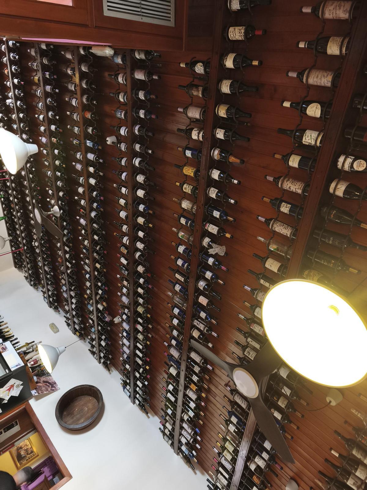 Botellas de vino en el techo de la sala.