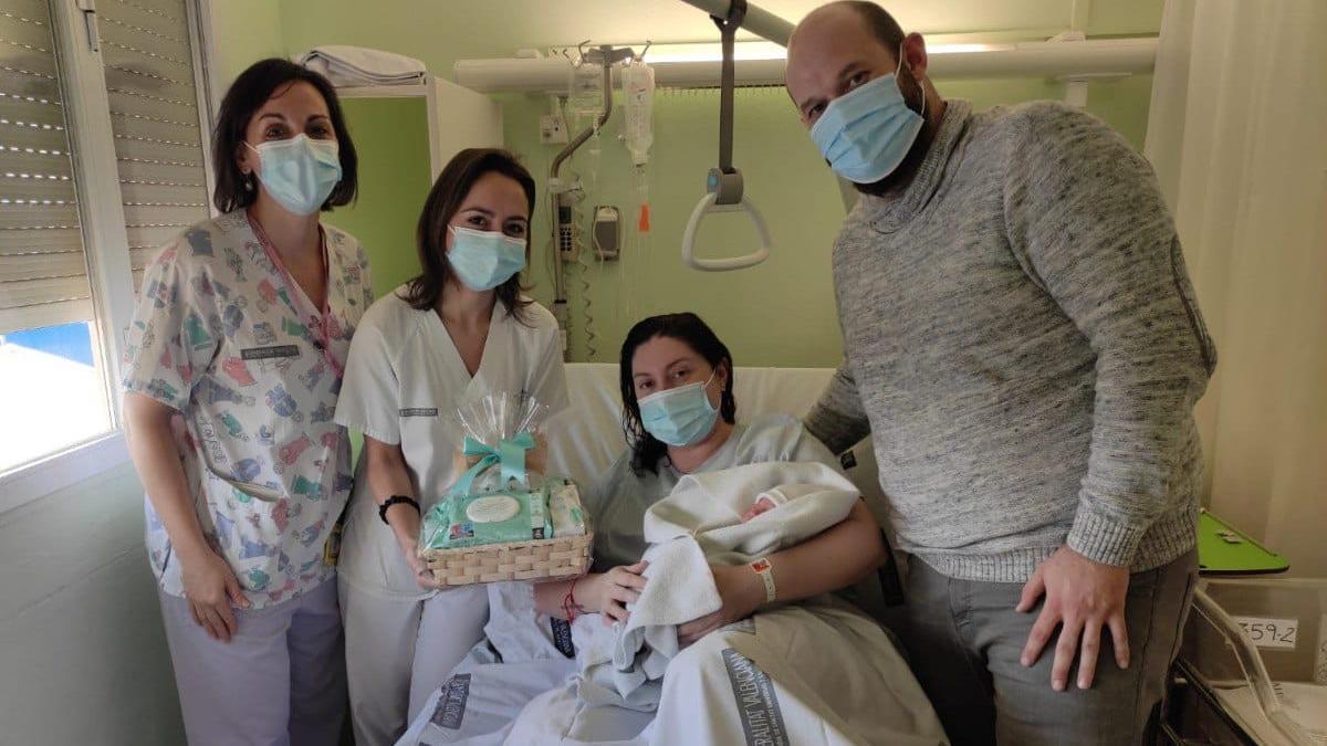 Romeo, con sus padres Alba y Sergio y personal del Hospital General de Castelló