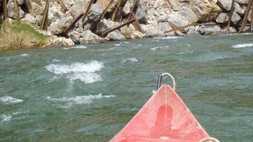 Los raíles que impiden el descenso del Sella, vistos desde una canoa.