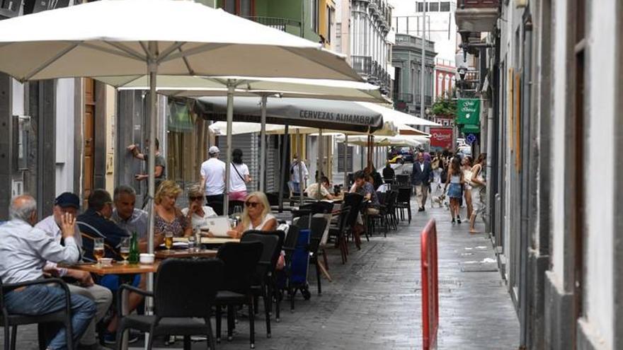 Ya es oficial: las multas a las que se enfrentan los bares y restaurantes canarios si tienen las terrazas abiertas durante olas de calor