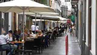 Ya es oficial: las multas a las que se enfrentan los bares y restaurantes canarios si tienen las terrazas abiertas durante olas de calor