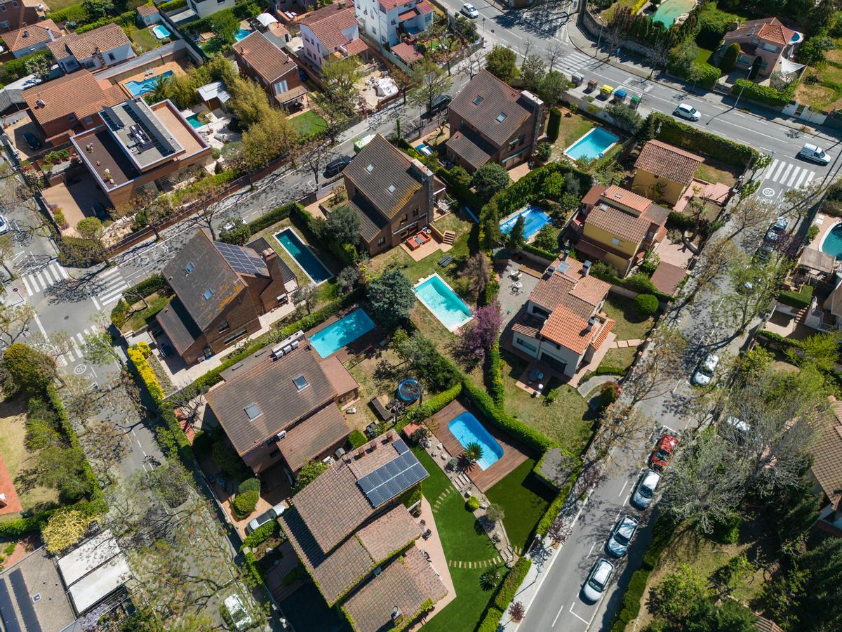 Vista aérea de un vecindario de Sant Cugat del Vallès, el municipio catalán con más piscinas.