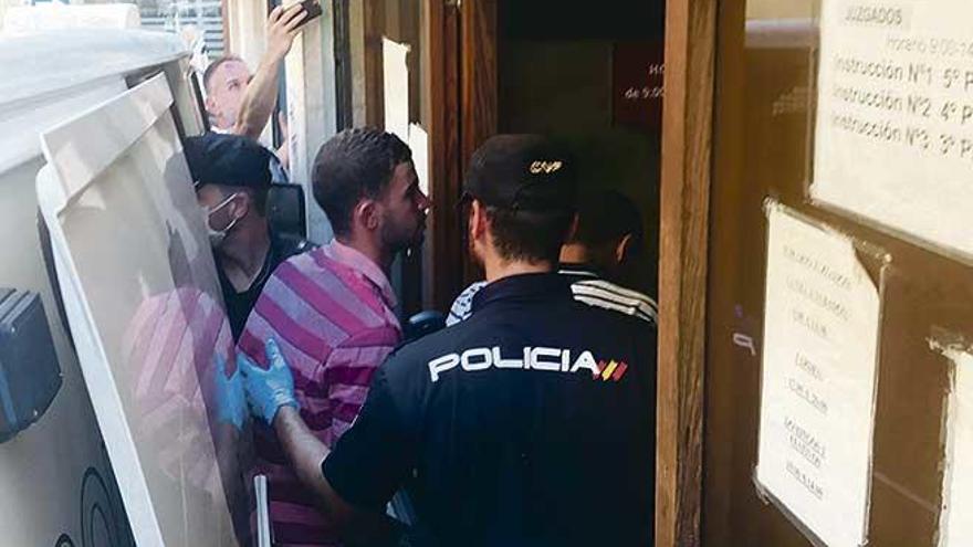 Un inmigrante entrando a los Juzgados de Manacor.