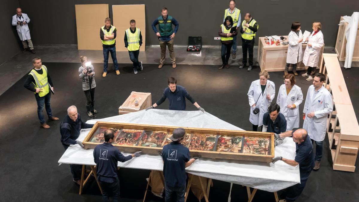 Una de les imatges del llibre &#039;Operació trasllat, Art de Sixena&#039; on s&#039;aprecien tècnics aragonesos i agents de la Guàrdia Civil inspeccionant les peces de Sixena del Museu de Lleida.