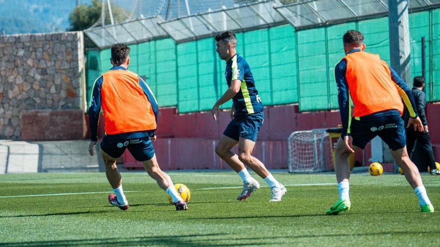 Dani Rodríguez controla el balón ante la presión de Sergi Darder y Gio González.