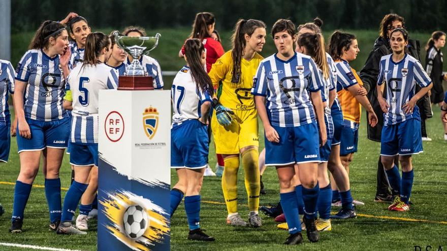 Las jugadoras del Romanón antes de recoger la Copa de campeonas de Liga