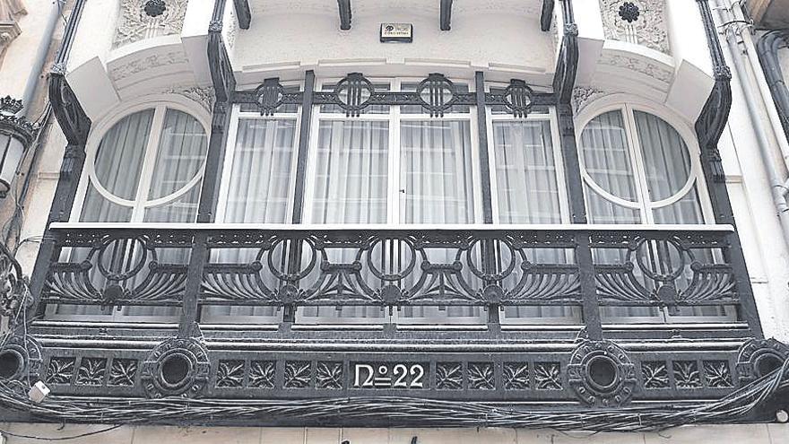 Balcón modernista en la calle Real.