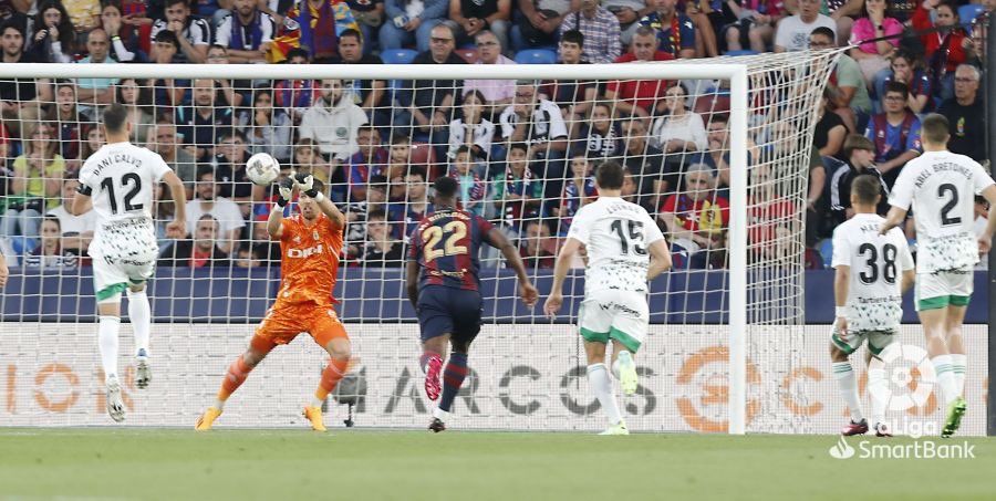 EN IMÁGENES: Así fue el encuentro entre el Real Oviedo y el Levante