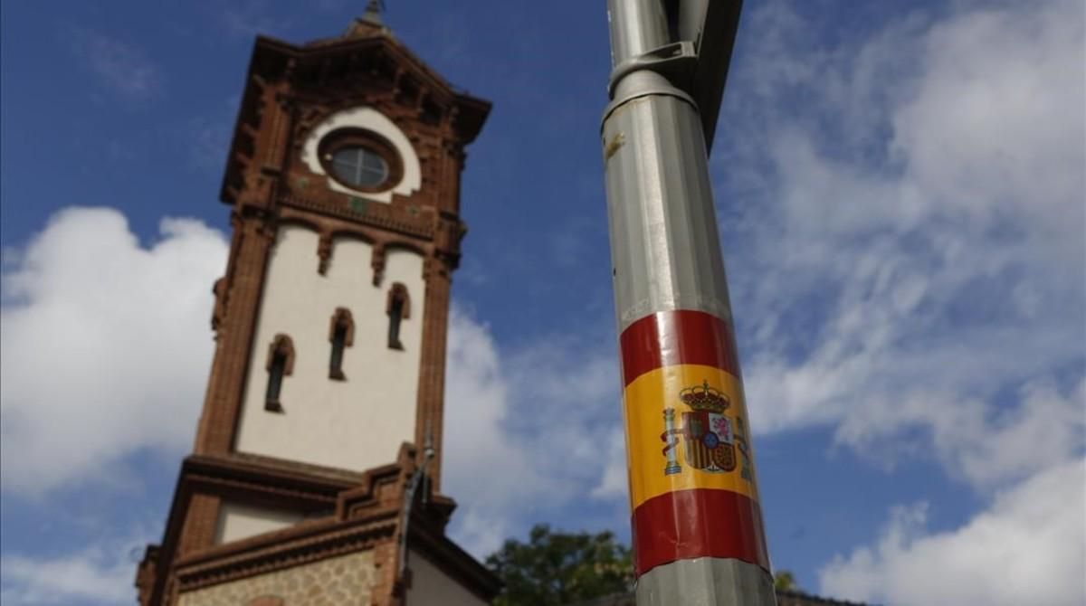 Una de las pegatinas con la rojigualda que han aparecido este jueves en Barcelona.