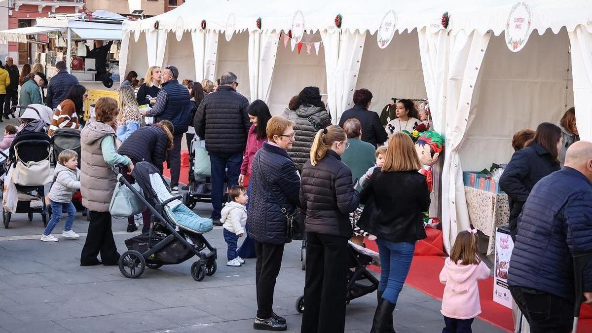 Gran afluencia en el estreno del Mercat de Nadal de Onda.