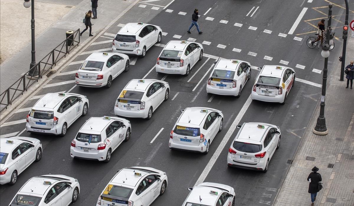 Siete asociaciones de taxistas convocan una protesta en defensa del sector. Los taxistas han colapsado varias avenidas de la ciudad de Valencia y protestaron ante el Palau de la Generalitat.