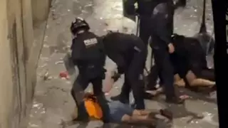 Caceroladas y policía: la lucha diaria en una calle de BCN contra multirreincidentes que ocupan locales