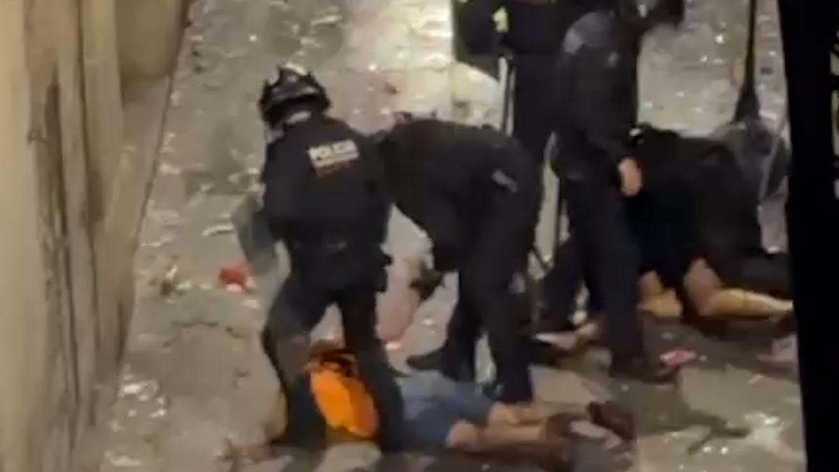 Cacerolada y policía impiden la ocupación de un local en una calle del Gòtic