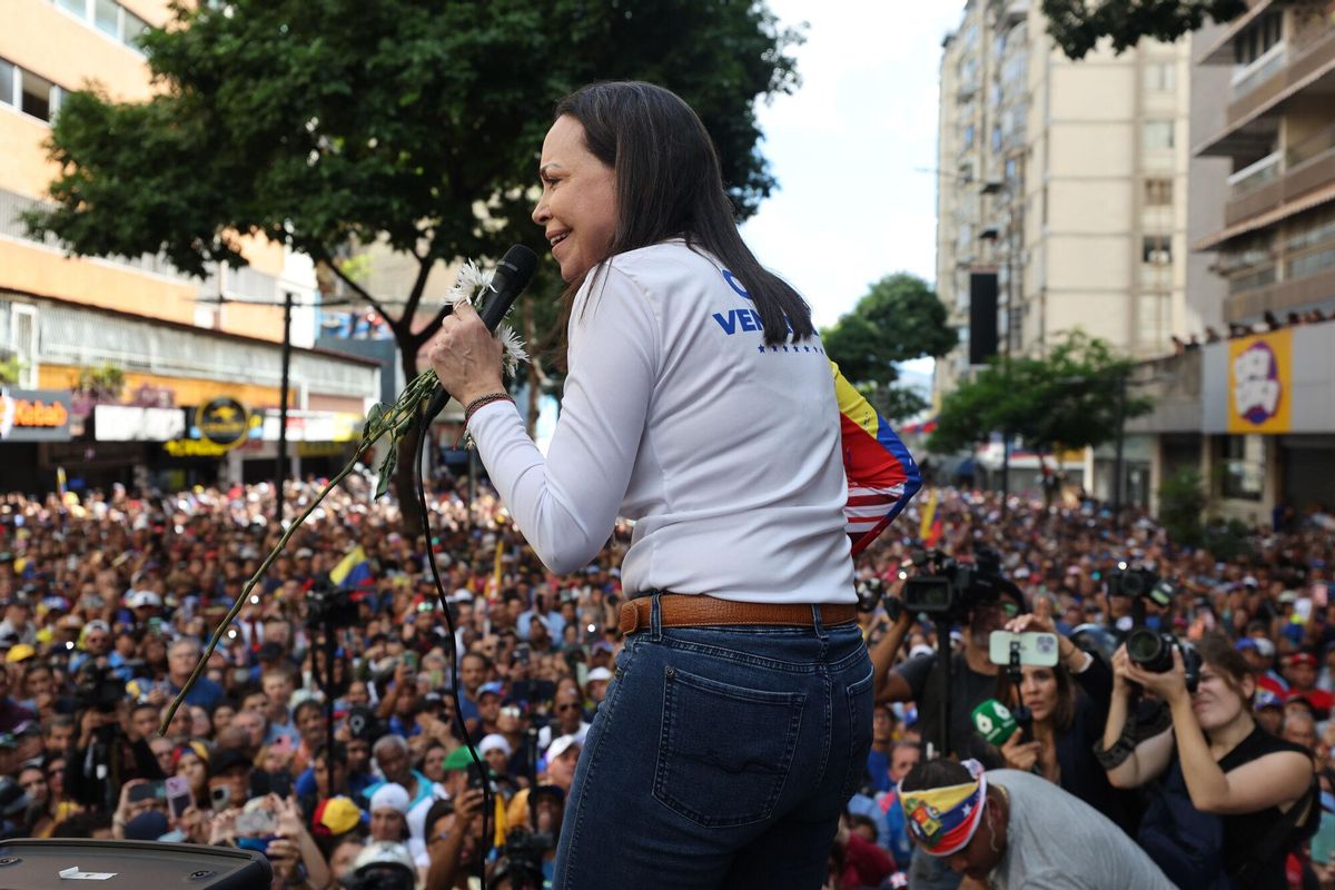 AME9806. CARACAS (VENEZUELA), 09/01/2025.- La líder antichavista María Corina Machado pronuncia un discurso este jueves, en una manifestación en Caracas (Venezuela). Machado anunció, a un día de la toma de posesión presidencial, el comienzo de una nueva fase del proceso para la libertad de Venezuela, y pidió a los ciudadanos estar atentos a las señales sobre los próximos pasos. EFE/ Miguel Gutiérrez