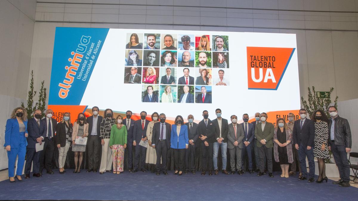 Foto de familia de los antiguos alumnos con responsables de la Universidad