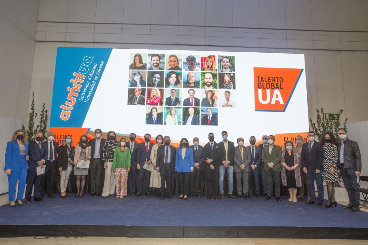 Foto de familia de los antiguos alumnos con responsables de la Universidad