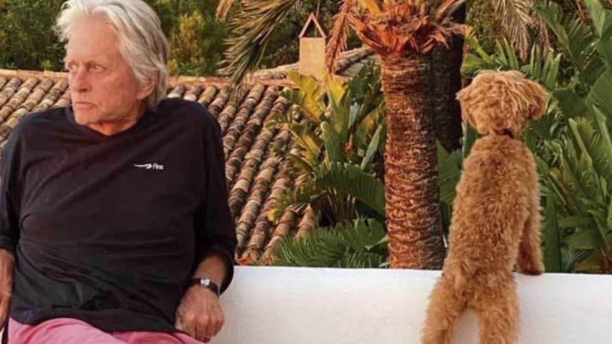 Michael Douglas con su mascota en su finca mallorquina de s'Estaca.